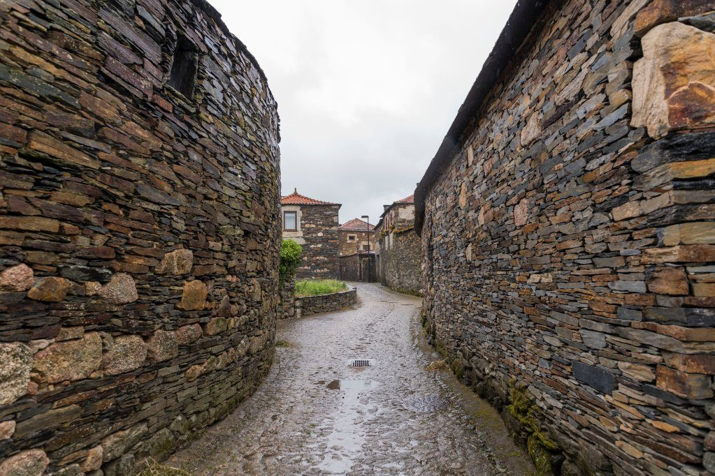 Exploring Quintandona: Narrow Streets and Rustic Flavors